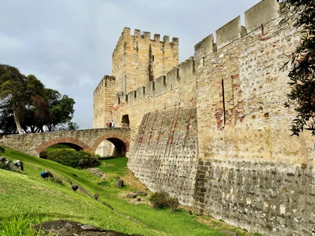 Die Burgmauern des Castelo de São Jorge im Bezirk Alfama