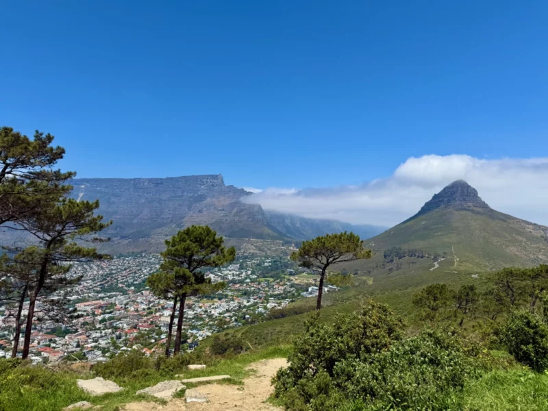 Blick vom Signal Hill auf den Tafelberg (links), das Wahrzeichen Kapstadts.