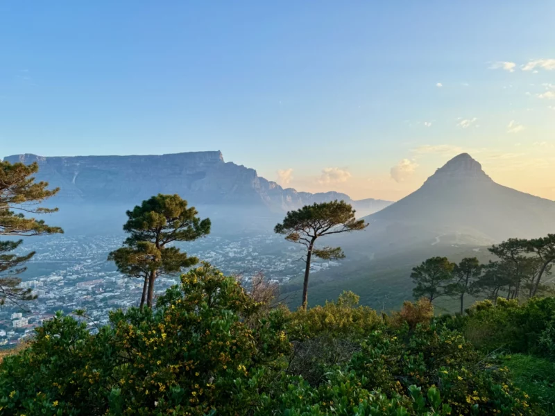 Sonnenuntergang auf dem Signal Hill mit Blick auf den Tafelberg (links) und den Lion's Head (rechts).