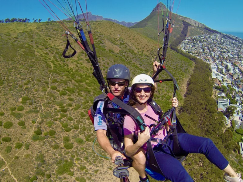 Kurz nach dem Start am Signal Hill: der Berg Lion's Head (hinten) mit dem langgezogenen Bergrücken Signal Hill (hinter uns)