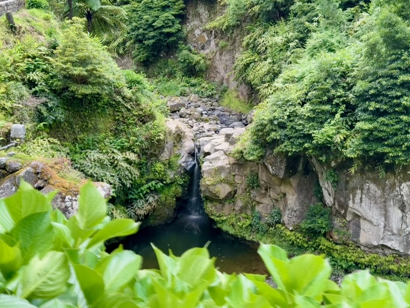 Ein paar Tage zuvor – ohne es zu wissen – der Blick auf die letzte Absprungstelle dieser Canyoning-Tour im Parque Natural da Ribeira dos Caldeirões.