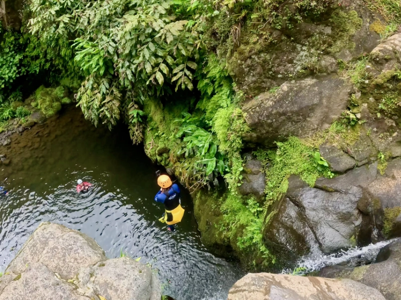 Der Sprung vom sechs Meter hohen Felsen – ein absolutes Highlight dieser fantastischen Canyoning-Tour.
