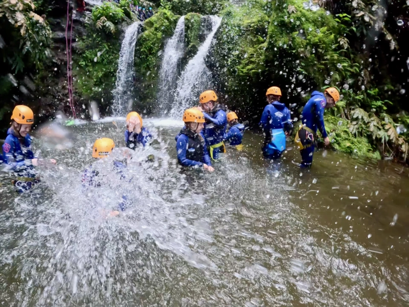 Nach dem Abseilen: Erst ein Gruppenfoto, dann eine Wasserschlacht vor den Wasserfällen