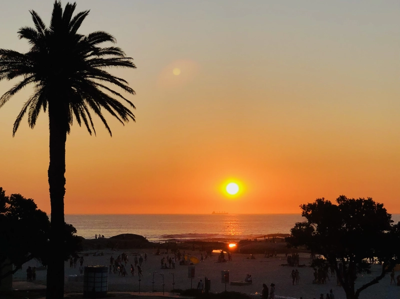 Sonnenuntergang am Strand von Camps Bay.