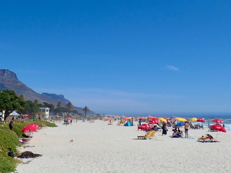 Strandtag in Camps Bay mit Blick auf die Bergkette der 12 Apostel (links) und den Atlantik (rechts).