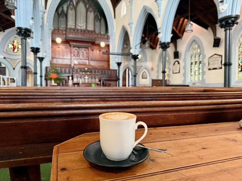 Kaffeetrinken im Heaven Coffee Shop – in einer 150 Jahre alten Kirche.
