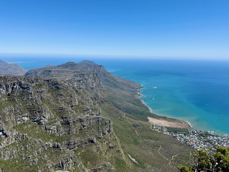 Aussicht auf die Bergkette der 12 Apostel und den blau leuchtenden Atlantik.