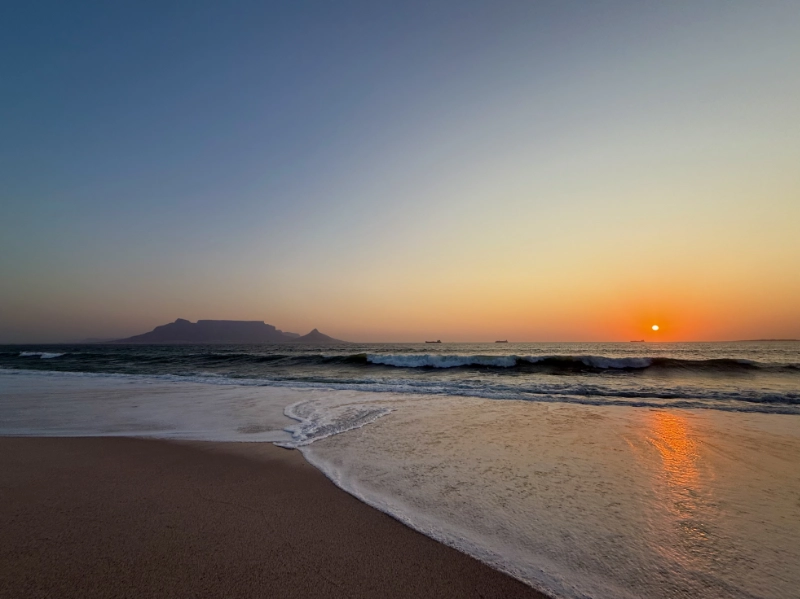 Sonnenuntergang am fast menschenleeren Bloubergstrand