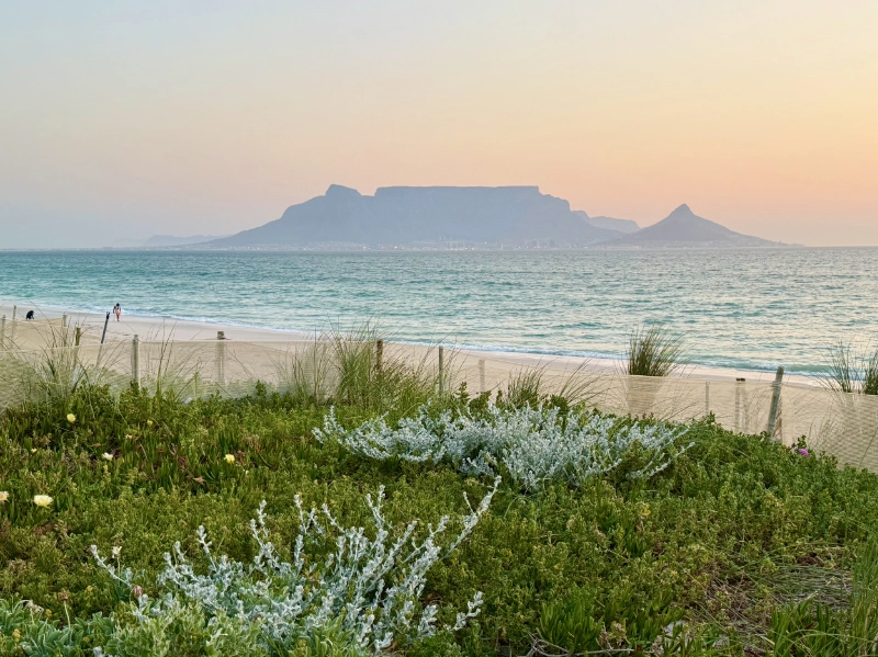 Am Bloubergstrand mit Blick auf den Tafelberg und den Signal Hill.