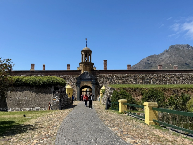 Vor dem Haupttor des Castle of Good Hope.