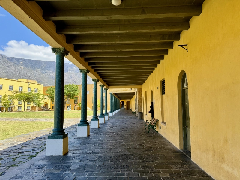 Einer der vielen Innenhöfe des Castle of Good Hope – mit Zugang zum Governors House und Militärmuseum. Die gelbe Fassadenfarbe wurde ursprünglich gewählt, weil sie die Sonneneinstrahlung verringert.
