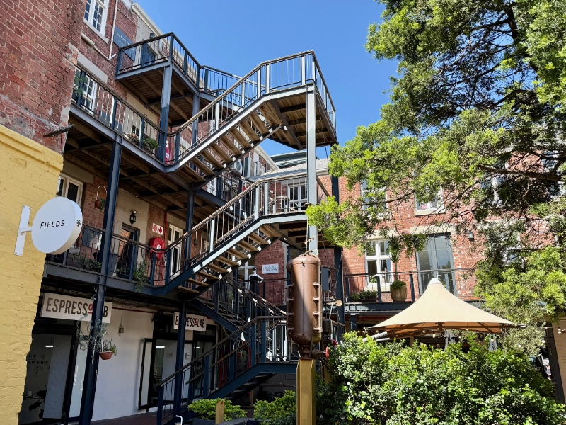 Der Innenhof im Industrie-Chic mit Restaurants, Cafés und Geschäften. Über eine Außentreppe gelangt man zu weiteren Läden in der ersten Etage.