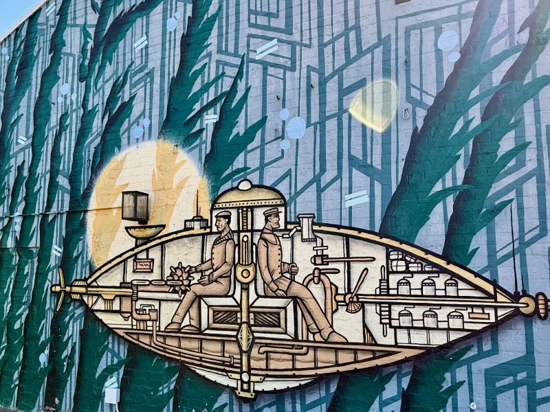 Neben Skulpturen zieren viele Streetart-Kunstwerke die Steinmauern.