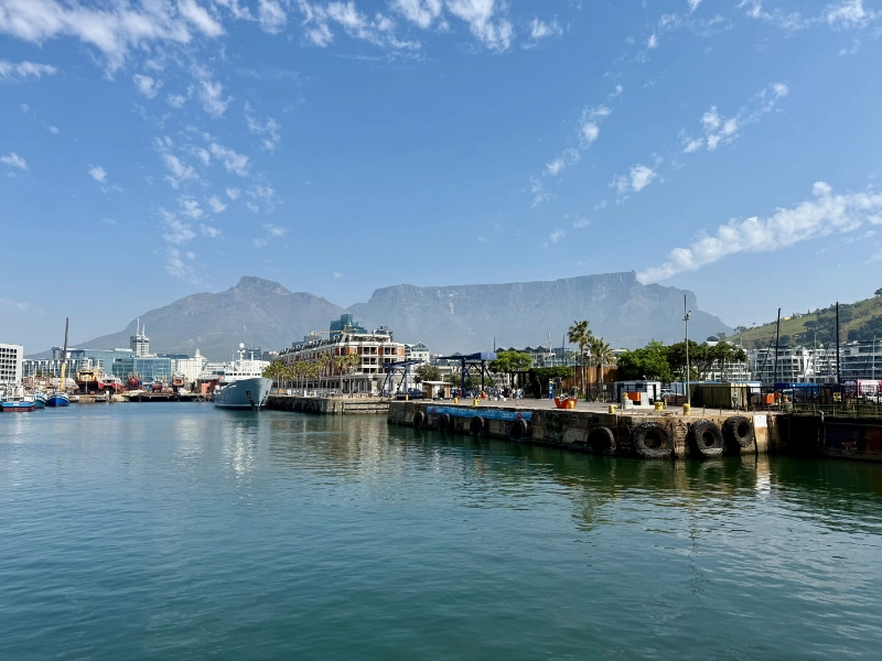 Blick vom Hafenbecken der V&A Waterfront auf den Tafelberg.