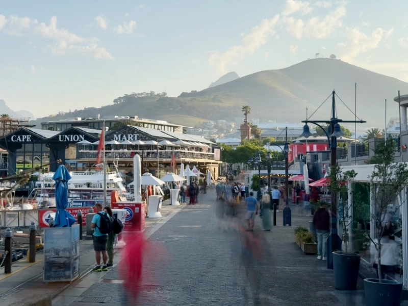 Spaziergang durch die V&A Waterfront mit Restaurants, Cafés und dem Victoria Wharf Shopping Centre.